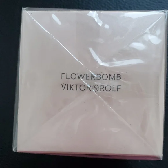Viktor & Rolf Flowerbomb Pink Scented Candle - Picture 4 of 6